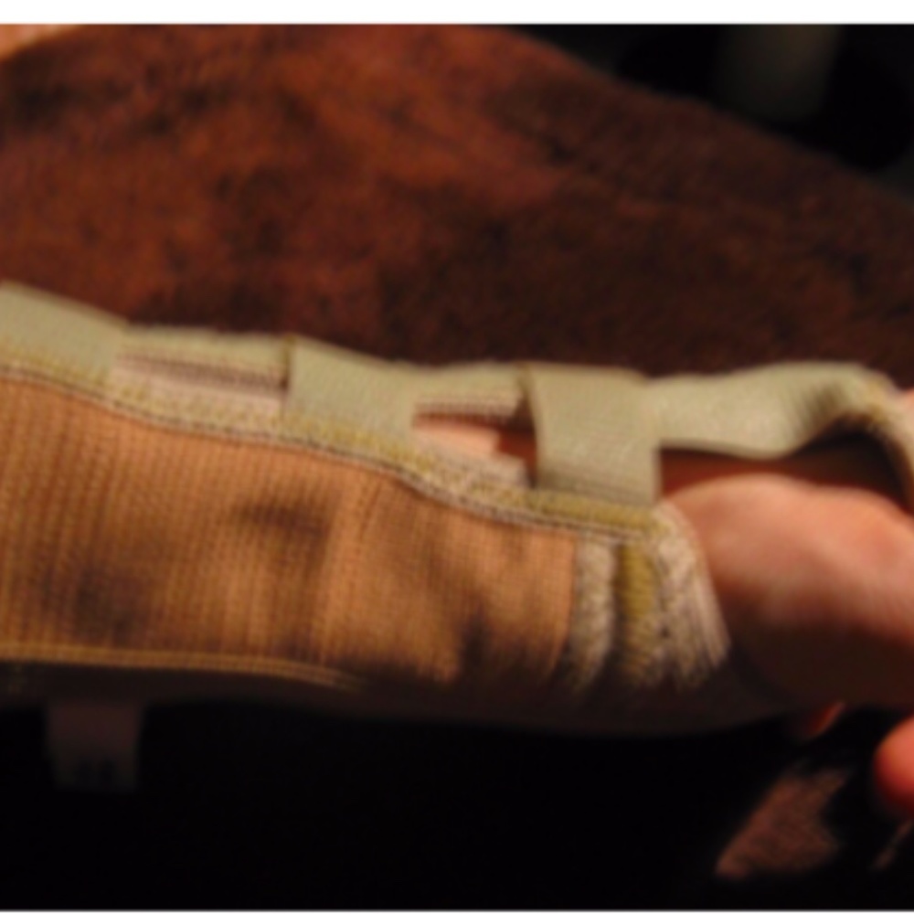 Sammons Preston Wrist Splints Length: 7 -1/2" R: Med, L: Large. Carpal tunnel